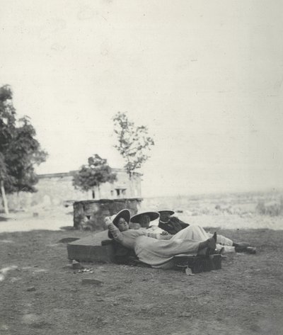 Lilah Wingfield, Judy Smith et le Major Gosling se reposant après une journée de visites à Fatehpur Sikri, janvier 1912 - Sylvia Brooke